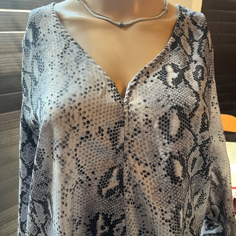 Entro Women’s Snake Print blouse Flowing sleeves tie up at waist . SzS